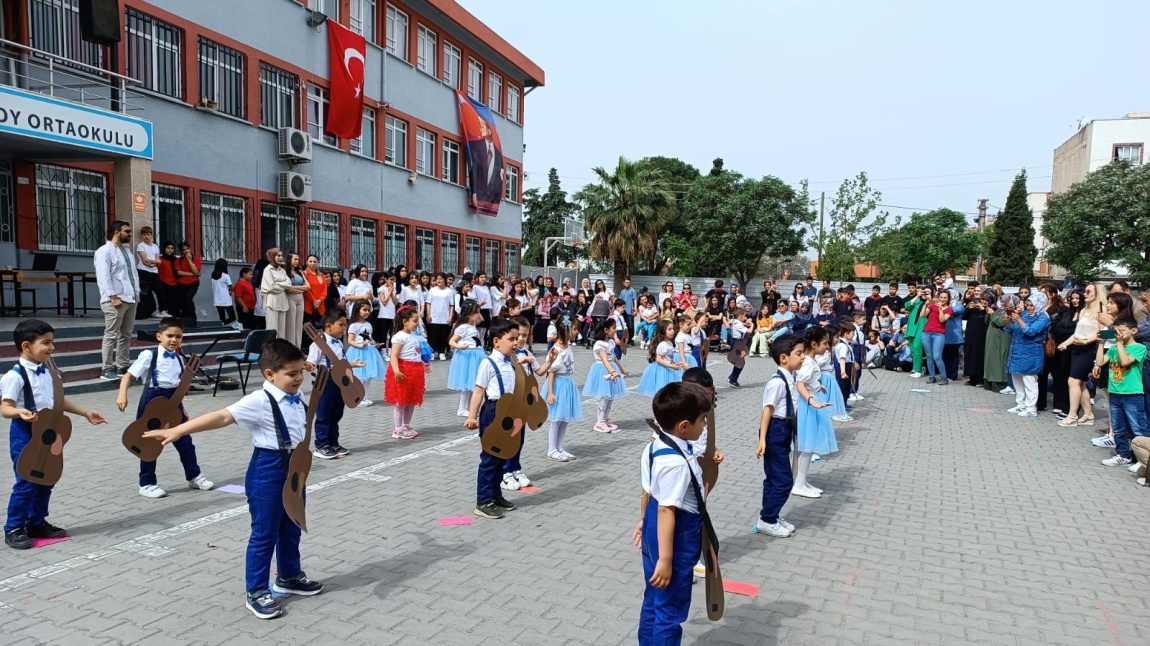 Mehmet Akif Ersoy Ortaokulu'nda 23 Nisan Ulusal Egemenlik ve Çocuk Bayramı Coşkusu...